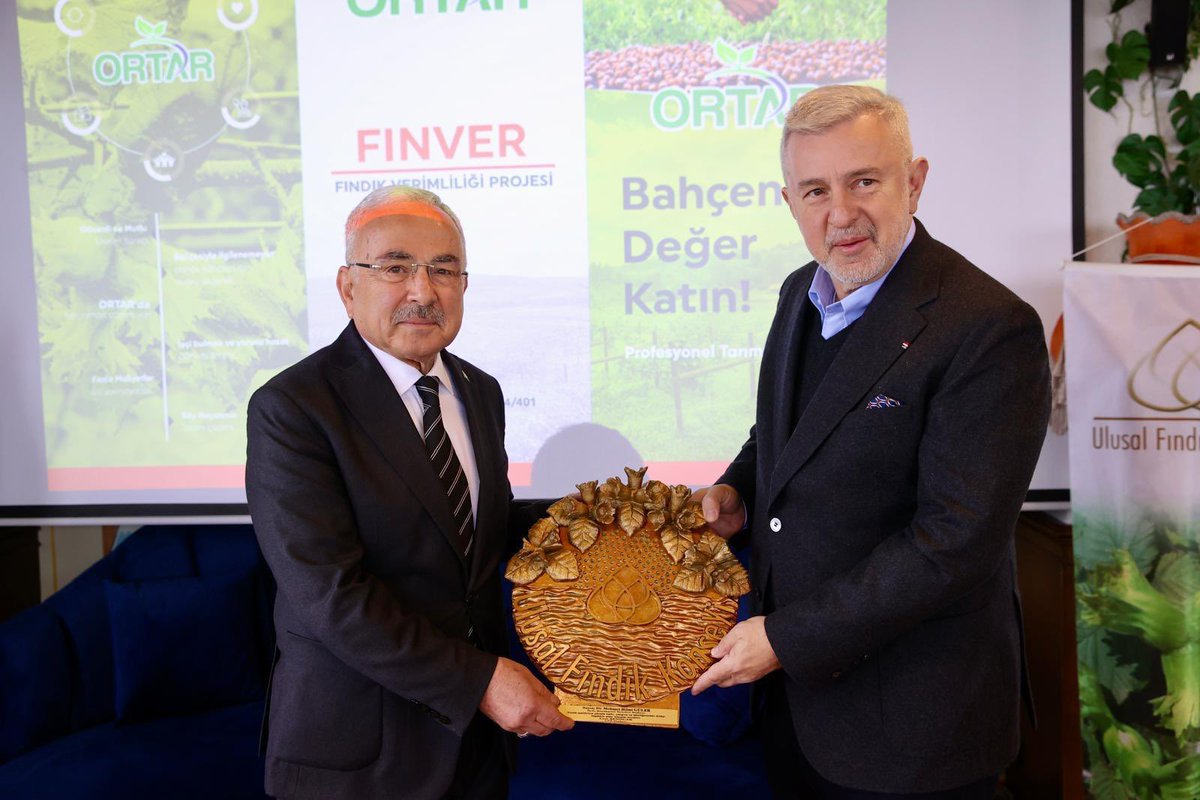 mhilmiguler's tweet photo. Ulusal Fındık Konseyi Başkanı Cem Şenocak, Altınordu Ziraat Odası Başkanı Atakan Akça, Ordu Ticaret Borsası Başkanı Ziver Kahraman, Ordu Ticaret Borsası Genel Sekreteri Birol Öztürk, ORTAR A.Ş Yönetim Kurulu Başkanı Sancar Eser ile biraraya gelerek fındığı değerlendirdik. 

Toplantıda lisanslı depo ve ürün borsalarının paydaşlar tarafından değerlendirilmesi, iyi tarım uygulamaları ve modern yarıcılık sisteminin değerlendirilmesi, destekleme modelinin yenilenmesi ve başarıyla uyguladığımız fındık verimliliği projesini (FINVER) ele aldık. 

Özellikle lisanslı deponun Ordu’da kurulacak olması ve Fındık Verimliliği projesinin giderek büyümesi bizi sevindiren gelişmelerin ana etkeni oldu. Ayrıca Ulusal Fındık Konseyi Başkanı Cem Şenocak’a fındıkla ilgili çalışmalarımızı takdir eden plaketten dolayı teşekkür ederim.

Toplantımızın hayırlara vesile olmasını temenni ediyorum.