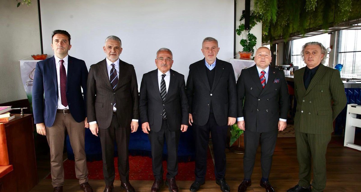mhilmiguler's tweet photo. Ulusal Fındık Konseyi Başkanı Cem Şenocak, Altınordu Ziraat Odası Başkanı Atakan Akça, Ordu Ticaret Borsası Başkanı Ziver Kahraman, Ordu Ticaret Borsası Genel Sekreteri Birol Öztürk, ORTAR A.Ş Yönetim Kurulu Başkanı Sancar Eser ile biraraya gelerek fındığı değerlendirdik. 

Toplantıda lisanslı depo ve ürün borsalarının paydaşlar tarafından değerlendirilmesi, iyi tarım uygulamaları ve modern yarıcılık sisteminin değerlendirilmesi, destekleme modelinin yenilenmesi ve başarıyla uyguladığımız fındık verimliliği projesini (FINVER) ele aldık. 

Özellikle lisanslı deponun Ordu’da kurulacak olması ve Fındık Verimliliği projesinin giderek büyümesi bizi sevindiren gelişmelerin ana etkeni oldu. Ayrıca Ulusal Fındık Konseyi Başkanı Cem Şenocak’a fındıkla ilgili çalışmalarımızı takdir eden plaketten dolayı teşekkür ederim.

Toplantımızın hayırlara vesile olmasını temenni ediyorum.
