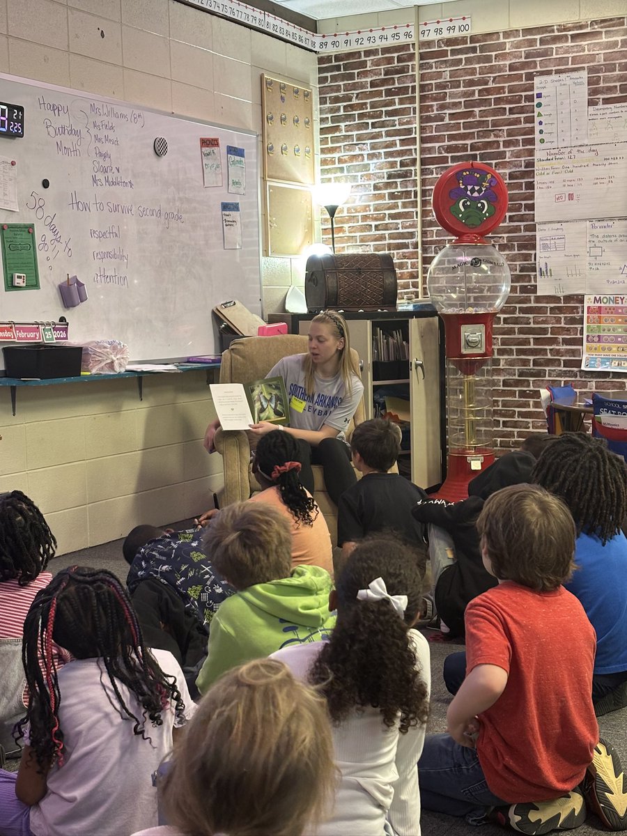 Members of the SAU Volleyball team have been out and about this week reading at Elementary Schools! We love making an impact in our community! #MuleridersInMagnolia 🔵⚪️🟡