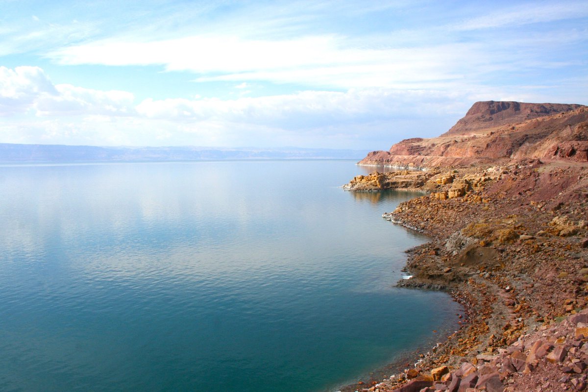 EmbaMexJor's tweet photo. Desde la Reserva Natural de #WadiMujib, el paisaje desciende hasta encontrarse con las aguas del #MarMuerto: una vista inolvidable. 🌊
Si viajas al extranjero, recuerda:
✅ Respeta las leyes locales.
@RSCNJordan #SIRME https://t.co/3m9UtLmE2q