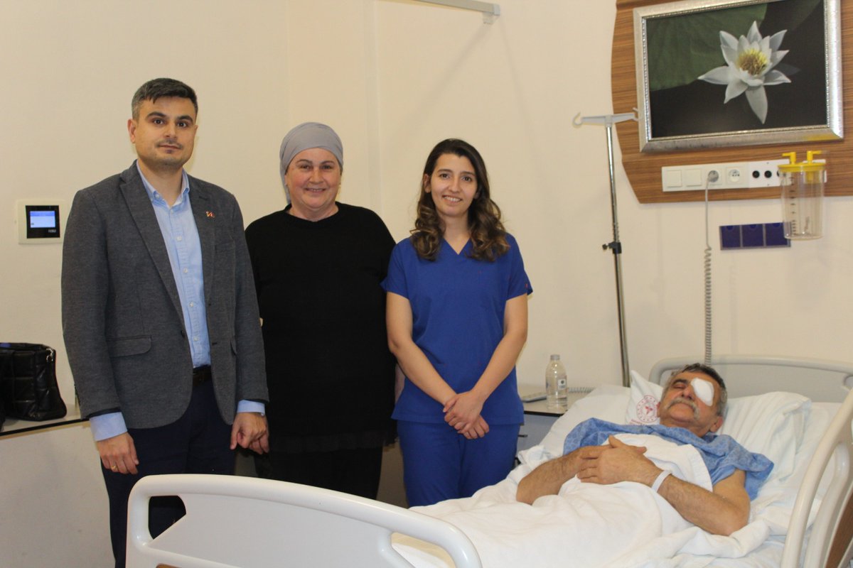 sakaryaism's tweet photo. Karasu’da katarakt ameliyatları başladı

Karasu Devlet Hastanesinde, katarakt cerrahisinde modern ve güvenli yöntemlerden biri olan Fakoemülsifikasyon (FAKO) sisteminin devreye alınmasıyla birlikte katarakt ameliyatları yapılmaya başlandı.

Hastanede hizmete alınan son teknoloji FAKO cihazı ile ameliyatlar, Göz Hastalıkları Uzmanı Op. Dr. Yara CHIEKHISMAILZADEH tarafından gerçekleştiriliyor. Yeni cihaz sayesinde katarakt cerrahisinde daha konforlu, güvenli ve yüksek başarı oranına sahip bir tedavi süreci sunuluyor.

FAKO yönteminde küçük bir kesi ile iyileşme süreci daha hızlı gerçekleşirken, zamanında yapılan müdahale ile hastaların görme kalitesinde de önemli ölçüde artış sağlanıyor. 

Karasu Devlet Hastanesi’ndeki sağlık hizmet kapasite artışıyla birlikte bölgede yer alan Kocaali, Kaynarca ve Ferizli’den de merkez hastanelere göz ameliyatları için yapılan sevklerde ciddi azalma bekleniyor.

#sakaryaism #sakaryasağlık #karasu
@saglikbakanligi 
@sbkhgm 
@sbsggm
@KarasuHastanesi 
@DrKayhanOzdemr