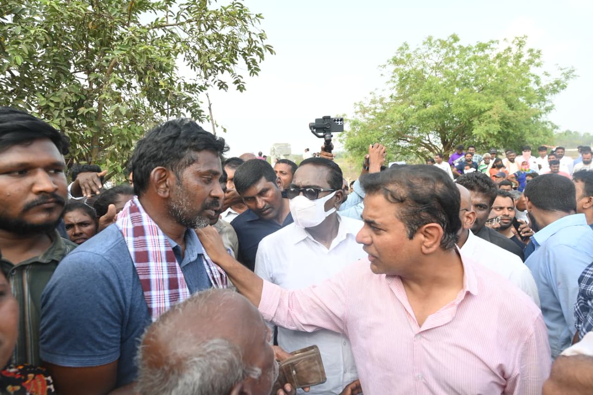 TSwithKCR's tweet photo. ఇందిరమ్మ రాజ్యం అని చెప్పుకునే కాంగ్రెస్ ప్రభుత్వం
అర్ధరాత్రి అరాచకం సృష్టిస్తూ...
వెలగమట్లలో నిరుపేదల ఇళ్ళను కూల్చివేసింది 😥

​ఖమ్మం జిల్లా వెలగమట్లలో
పేదల ఇళ్ళ కూల్చివేత బాధితులను
పరామర్శించిన రామన్న 🥹🙌❤️ https://t.co/evlyDGoAOX