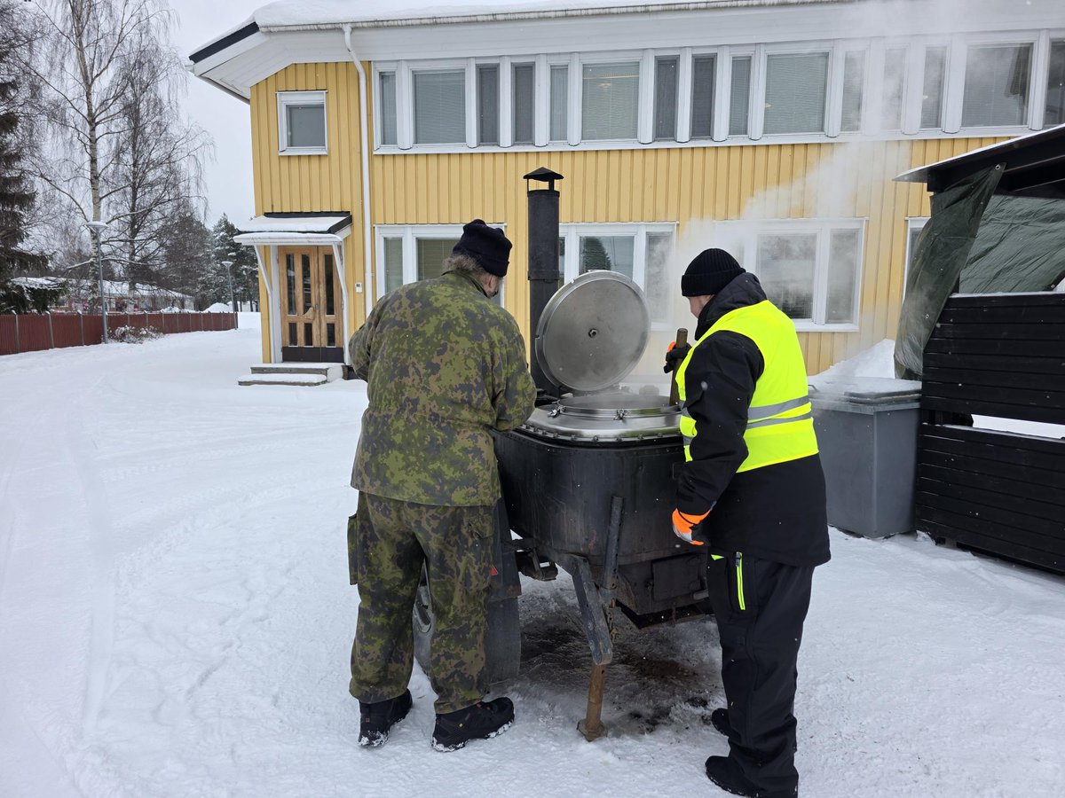 TyrnavanKunta's tweet photo. Paikallispuolustusharjoituksessa #Tyrnävä'llä on harjoiteltu evakuointikeskustoimintaa vastuuviranomaisten ja 3. sektorin toimijoiden kanssa. 

Kansalaistilaisuus tänään klo 17-19, jossa maksutonta käristemakkaraa, hernaria soppatykistä ja paljon muuta! https://t.co/iCa1uvb8ct https://t.co/f0JQcTXNdc