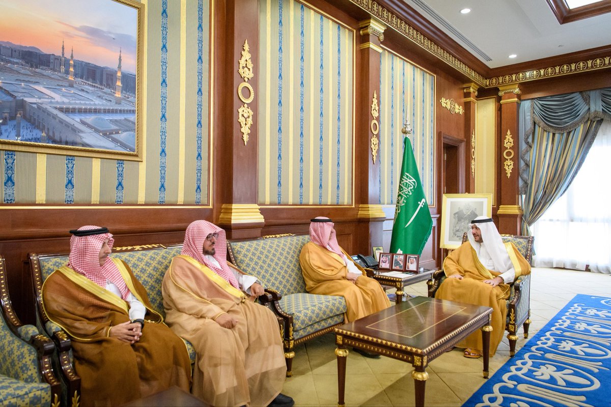 سمو نائب أمير منطقة #المدينة_المنورة #سعود_بن_نهار يستقبل في مكتب سموه بالإمارة معالي وزير التعليم يوسف البنيان، واطّلع سموه خلال اللقاء على جهود الوزارة في المنطقة وما تنفذه من برامج ومبادرات تعليمية وتطويرية، بحضور مدير عام التعليم بالمنطقة ناصر العبدالكريم.