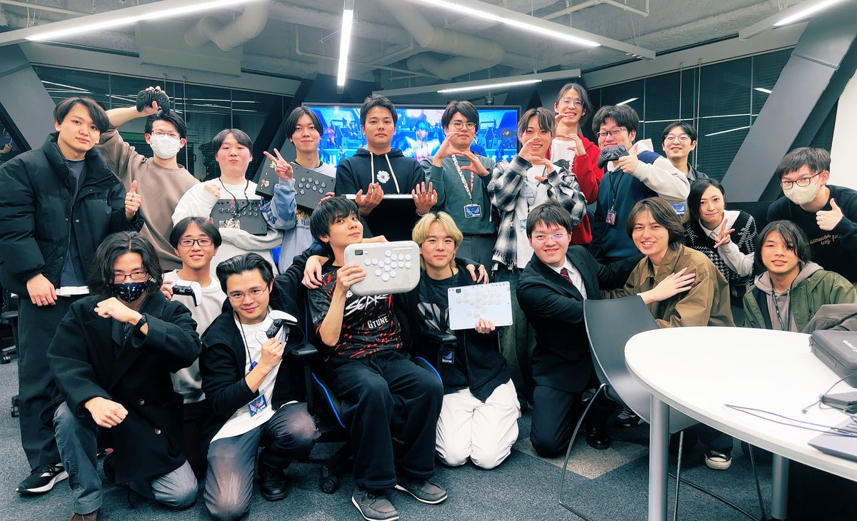 RYUSEI_CARL's tweet photo. 本日もHAL東京でスト6講師をさせて頂きました😎✨

皆素直だし楽しそうに格闘ゲームプレイしてる姿に癒やされるのだ・・・

モチベある子に教えてる時間はこっちも元気湧いてくるのが良いね👏

今後も健やかに育って下さい
格ゲーおじさんより https://t.co/CooQN3KFle