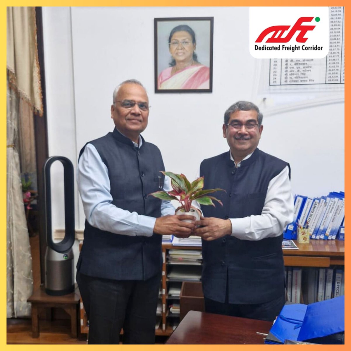 dfccil_india's tweet photo. On 25.02.2026 Sh. Praveen Kumar, MD/DFCCIL, met Sh. Rajesh Kumar Pandey, who recently assumed charge as General Manager, @RailwayNorthern.

@RailMinIndia https://t.co/PviT3yLHSt