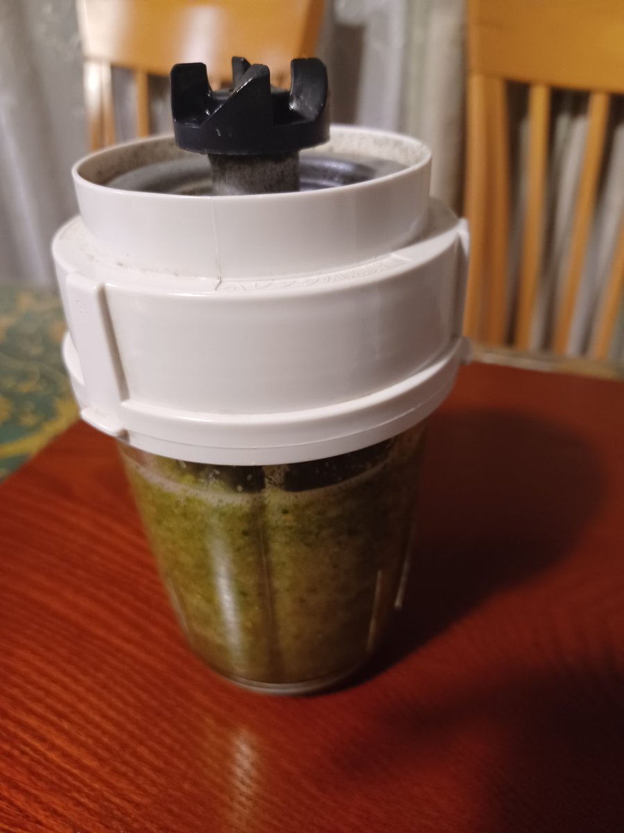 UIgako's tweet photo. どうしても離婚できない理由がここにある
息子氏のサラダ、食べさせられないの
いったんキンキンに冷やして、上だけ熱いお湯につけてみたけど、ビクともせん

最近ホントにきつく締まりすぎて開かなくなる

誰か力貸しに来て😭

 #イワタニ
 #サイレントミルサー
 #胃ろうからミキサー食
 #医療的ケア https://t.co/5DcTjokYzz