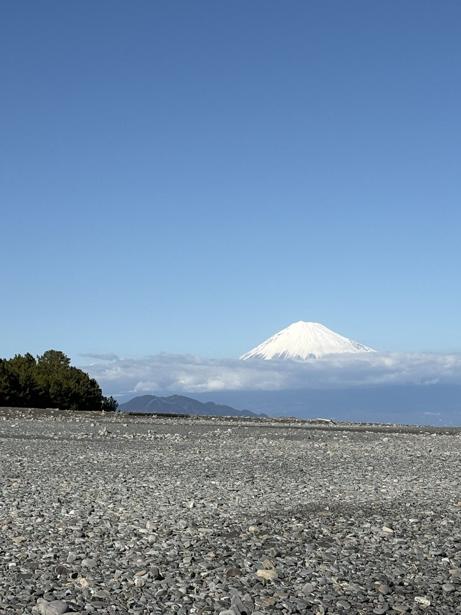ChunhuiHe's tweet photo. Omg, 富士山 is amazing! Thanks to the great weather, I am able to soak in the peace and beauty from several different perspectives! 良い感じですね‼️ https://t.co/tAkKWN8Tuq