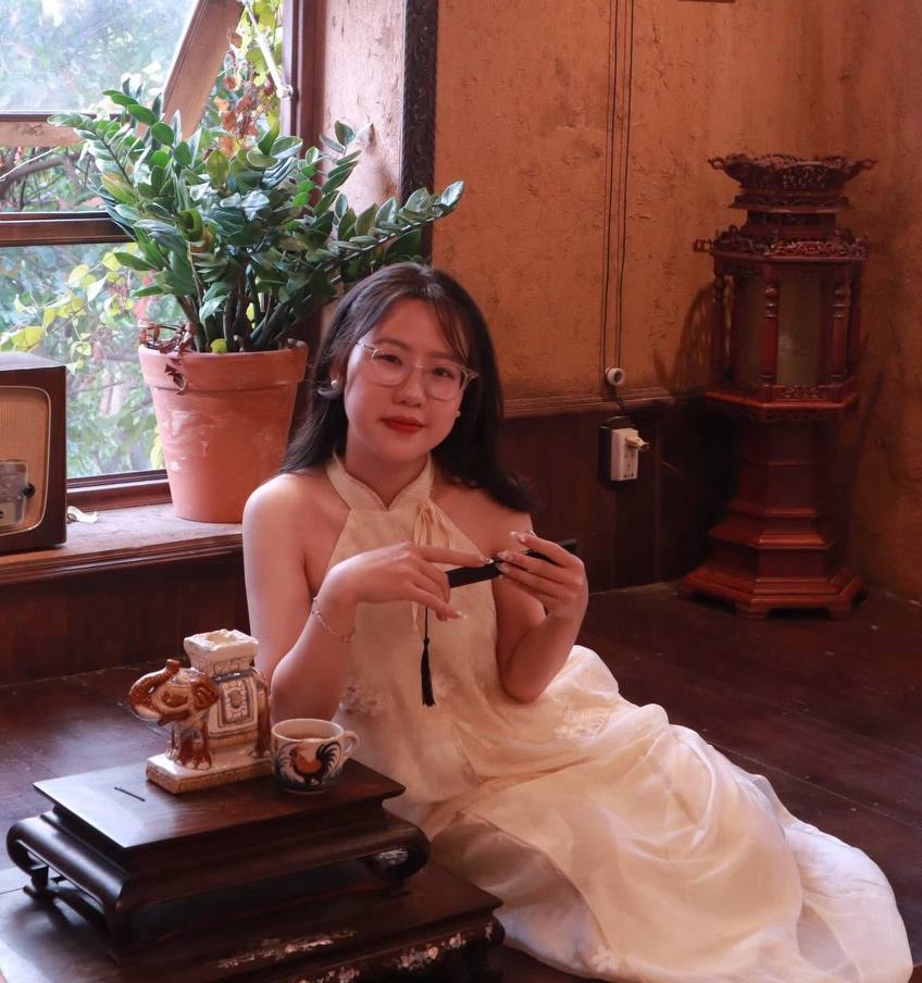 Anh nào muốn địt bé thì xếp hàng bên phải, muốn được bé bú cu thì xếp hàng bên trái nhé