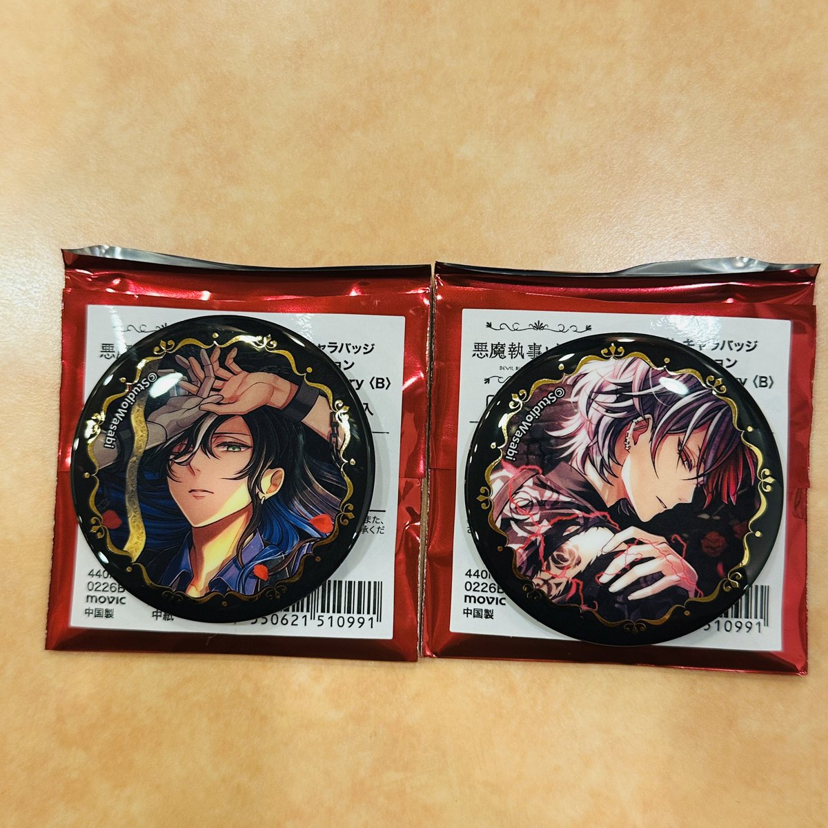 交換】 悪魔執事と黒い猫 あくねこ 箔押し 缶バッジ 4thAnniversary B