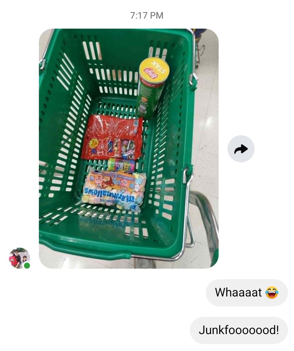 ainna142004's tweet photo. Daddy Den wanted to have his exercise walk after eating dinner, but then the 2 kids said they want to join him... 
After a few minutes he sent me this photo 😂... Na budol ang daddy ng 2 kids 🤪 https://t.co/WqbS8iiPEF