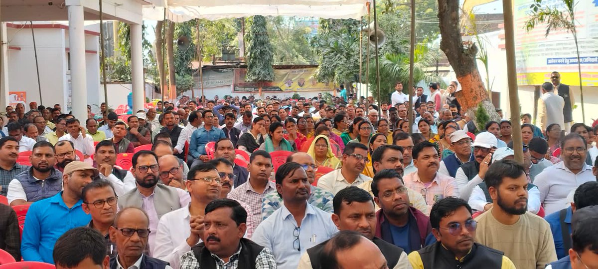AtulKumarUPPSS's tweet photo. TET अनिवार्यता के विरोध में TFI के बैनर तले जनपद -आजमगढ़ में विशाल धरना/प्रदर्शन --- @DrDCSHARMAUPPSS ,@PMOIndia @dpradhanbjp https://t.co/mUmpGU71Dg