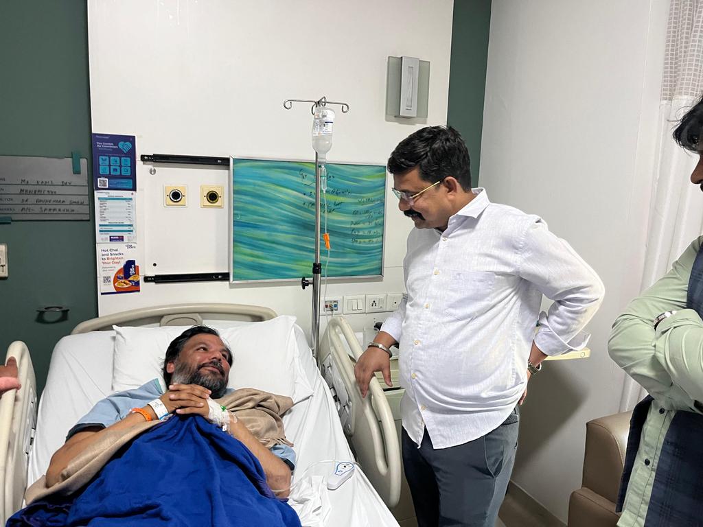 भीम आर्मी एवं आज़ाद समाज पार्टी (कांशीराम) के हमारे समर्पित कार्यकर्ता और छोटे भाई कपिल आज़ाद जी के स्वास्थ्य का हाल जानने के लिए आज गाजियाबाद स्थित मणिपाल हॉस्पिटल पहुंचा।

उनके हृदय की सर्जरी सफलतापूर्वक संपन्न हो चुकी है। चिकित्सकों की देखरेख में उपचार जारी है और अब उनके