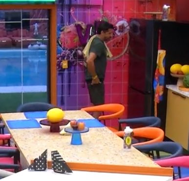 Dantinhas's tweet photo. Solange sobre a liderança: “Hoje é dia, hein Cowboy?”

Cowboy: “Bora! Tem que ser nossa! Eu falo nossa porque tem que ser do lado de cá.” #BBB26 https://t.co/Q0HgIK59gE