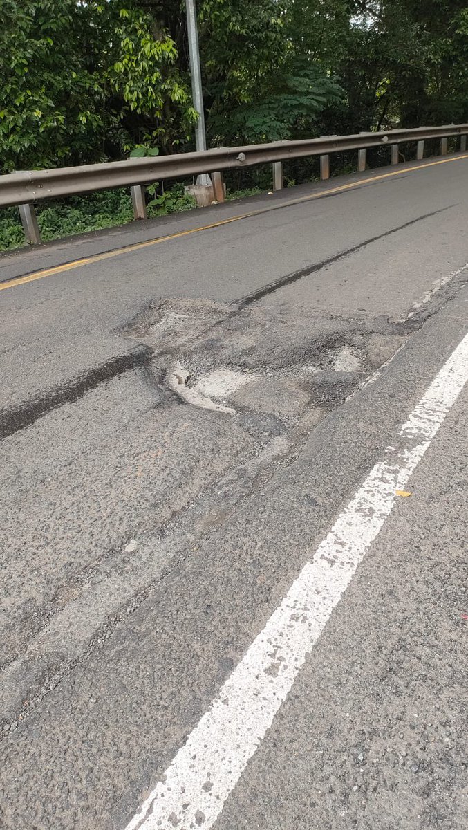 H+1 Nikah! Mobil gw kesundul dari belakang sama mobil box karena suami ngerem ngehindarin lubang yang beneran anomali gedenya dan di JALAN TOL! DI JALAN TOL!  Dan ga cuma satu sepanjang jalan tikungan itu lobang gede banget.. masih emosi kalau inget😭