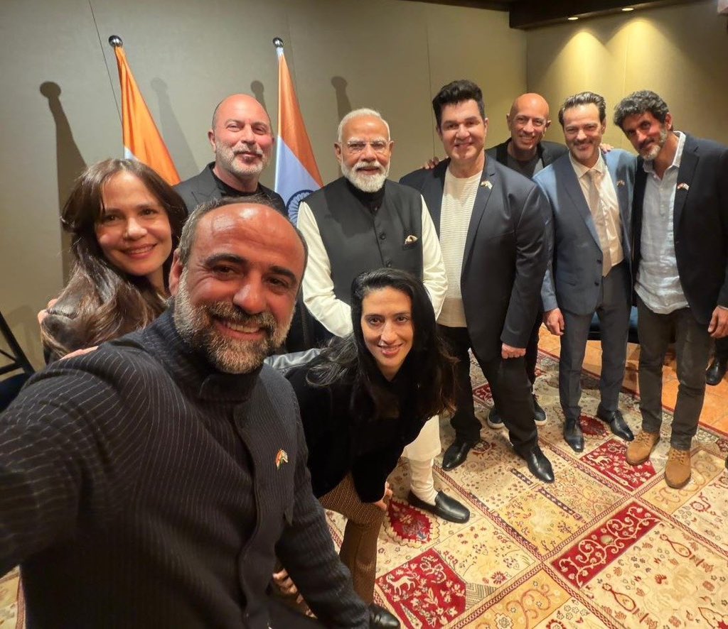 FabulasGuy's tweet image. International brand 🔥  vs       Desi bhand 😹

#Fauda