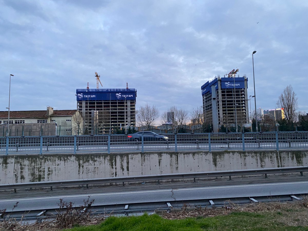 Taşyapı'nın Şişli Belediyesi binası yanındaki arazide devam eden projesi Çağlayan Parkı'nda da görünür hale geldi. Binalar çevresine göre çok yüksek olduğu için tüm katlar bitmemesine rağmen farklı noktalardan görünüyorlar.