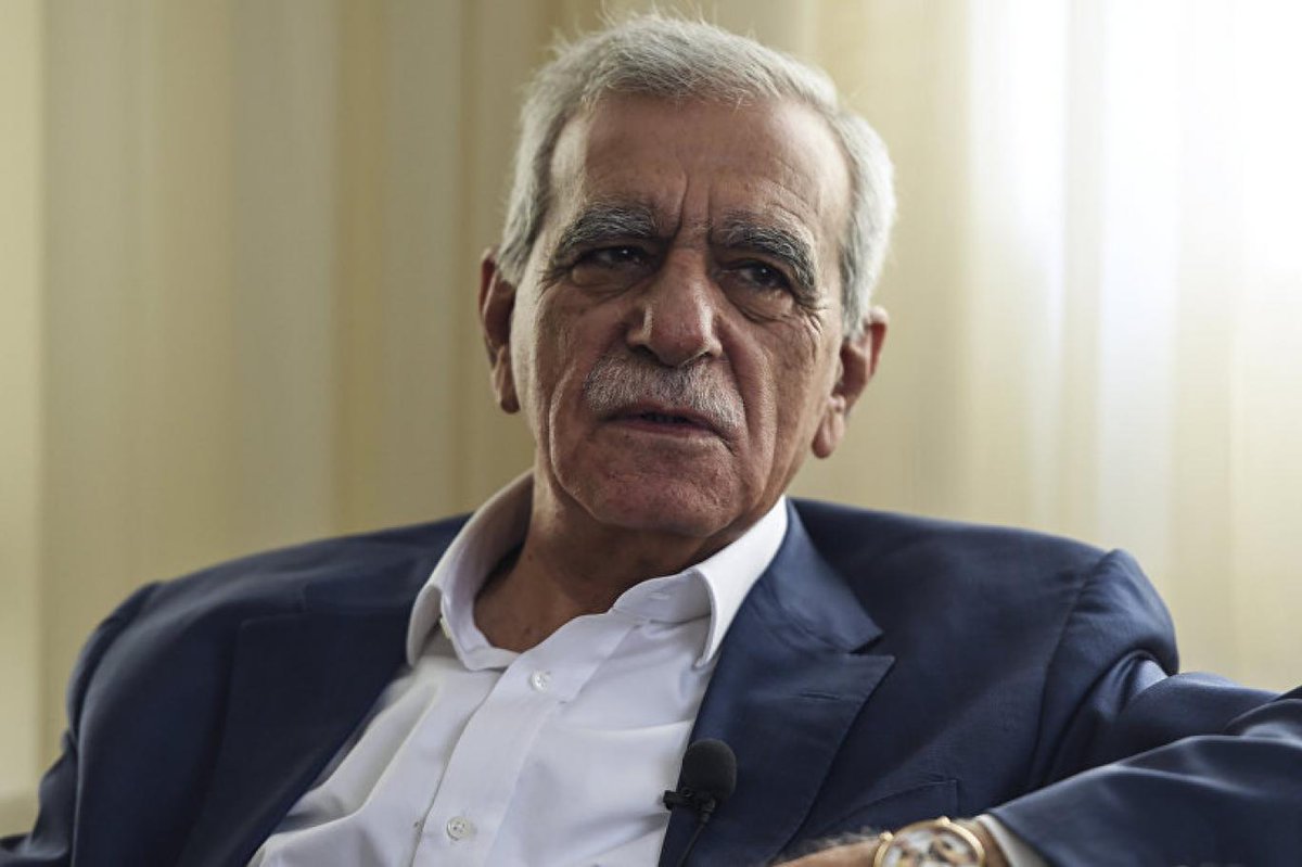 Ahmet Türk:  

Eğip bükmeden üç adım atılmalı.  

1. Kayyım atamaları kaldırılmalı.  

2. Selahattin Demirtaş özgürlüğüne kavuşmalı.  

3. Kobani “kumpas” davasında verilen cezalar bozulmalı.  

(24Saat)