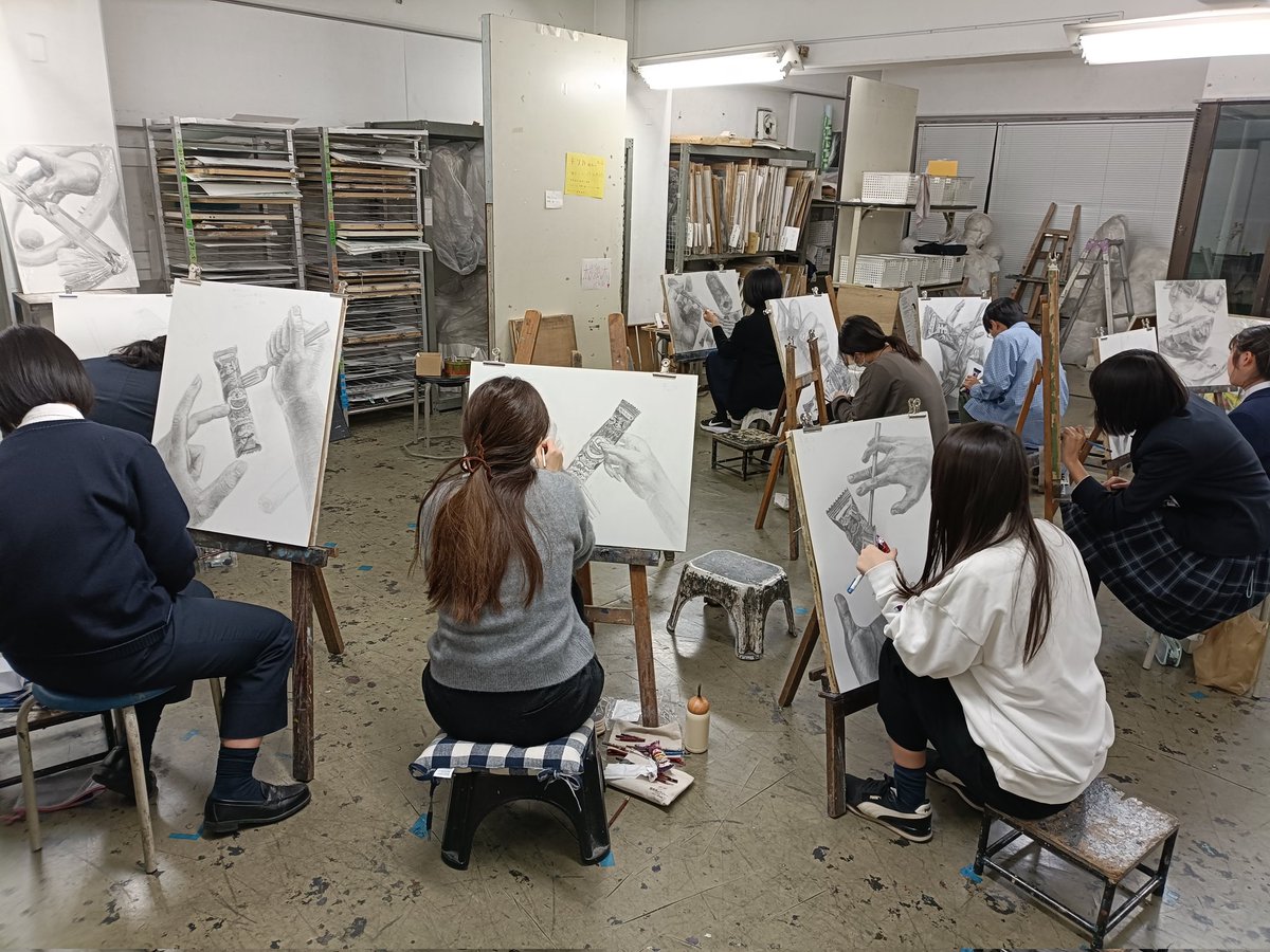 tachibi_nihonga's tweet photo. 基礎科の構成デッサンは今週で終了です。
制作当初は、フォークの角度差や、うまい棒の袋の表現に苦戦する様子が見られましたが、現在は形の精度も上がり、質感の描き分けができるようになってきました。
講評まであと少し。モチーフ同士の距離感や固有色の差を意識して、完成度を高めていきましょう。 https://t.co/ZLbenfu0aO