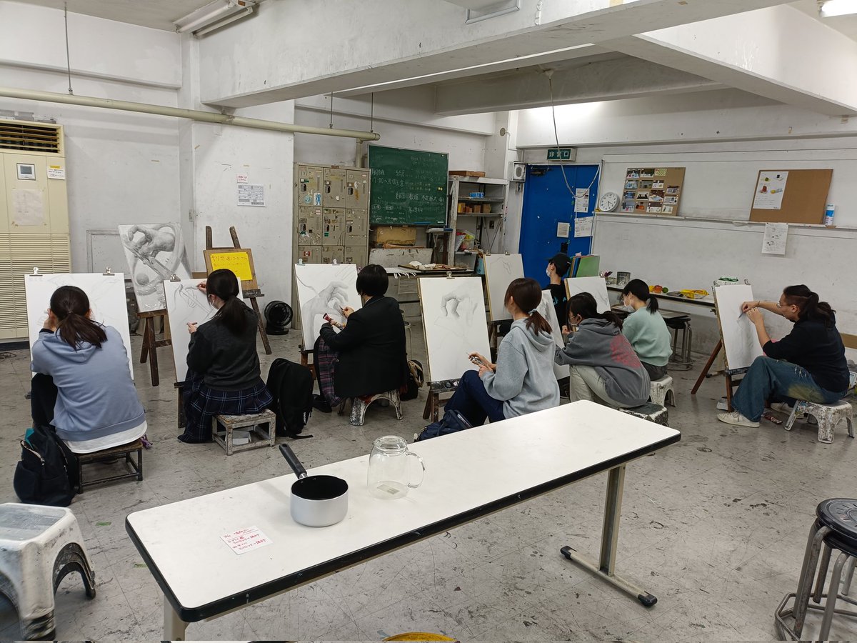 tachibi_nihonga's tweet photo. 基礎科の構成デッサンは今週で終了です。
制作当初は、フォークの角度差や、うまい棒の袋の表現に苦戦する様子が見られましたが、現在は形の精度も上がり、質感の描き分けができるようになってきました。
講評まであと少し。モチーフ同士の距離感や固有色の差を意識して、完成度を高めていきましょう。 https://t.co/ZLbenfu0aO