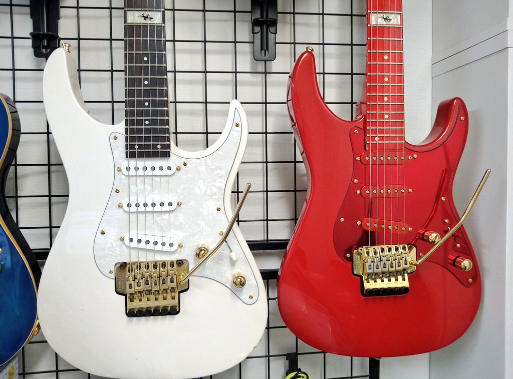 ラルクアンシエルkenモデルの3シングルモディファイ完成✨️中学生当時、本人と似た仕様にするのが夢だったなぁ。
赤は初めて買ったギター、白はジャンクな値段で先日買ったもの。改造費はだいぶかかったけど授業中ノートに書いてた並びがついに実現できた😂ブリッジは入手したらそのうち替えるっ。