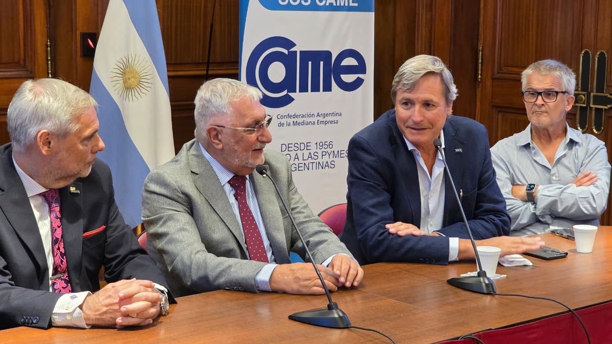 CAPACITACIÓN EN SEGURIDAD VIAL 🚧

➡️ En un taller híbrido, con participación federal, se realizó este encuentro, a cargo de representantes de <a href="/FADEEAC/">FADEEAC</a> y el Instituto Argentino de Ferrocarriles para conocer oportunidades y desafíos del transporte automotor de cargas 🚛 y el