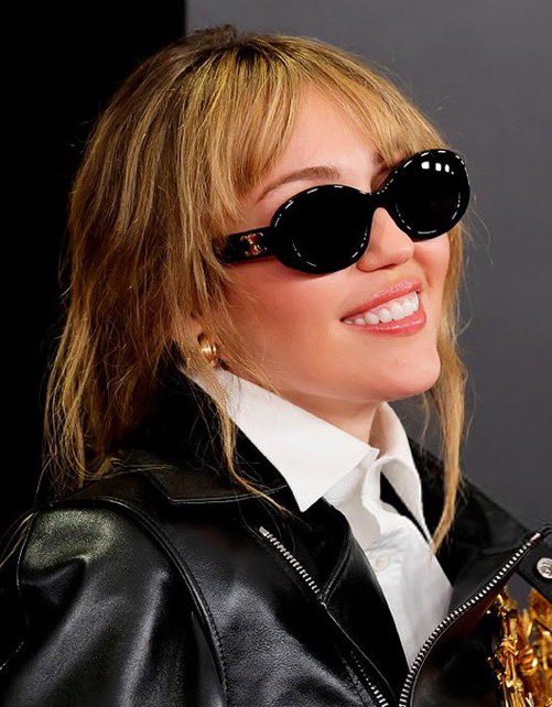 MileyCyrus_JPN's tweet photo. 世界中のsmilersが今回は招待されなくてもあなたたちがマイリー・サイラスに会える日は来るよ。とお互いを励まし合っているのを見ていると心があったかくなります。マイリーやハンナを好きな人たちは本当に優しすぎます。smilersあなたたちが大好きです。

#マイリー・サイラス 
#ハンナ・モンタナ https://t.co/CrkpUCZRfQ