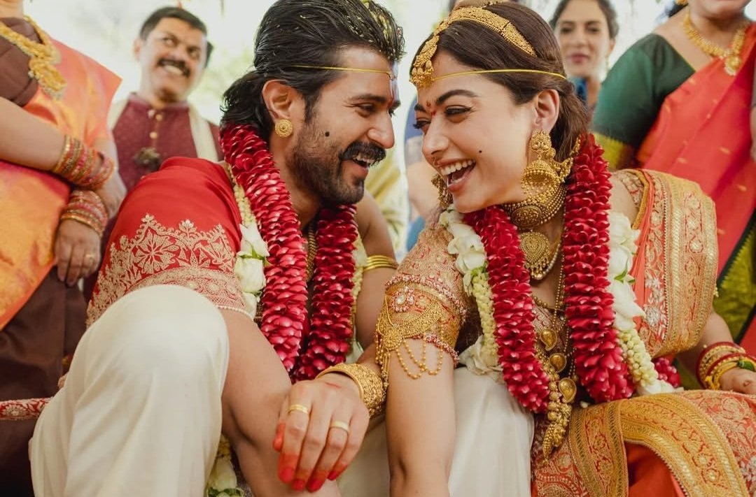 guha_bv's tweet photo. Thoogo manchadalli koothu kaadre 
Koneli naanu , neenu, Rakshit shetty ashte baaki ulyodu🙂🙌
#ViRoshWedding https://t.co/kXqQSCLwyE