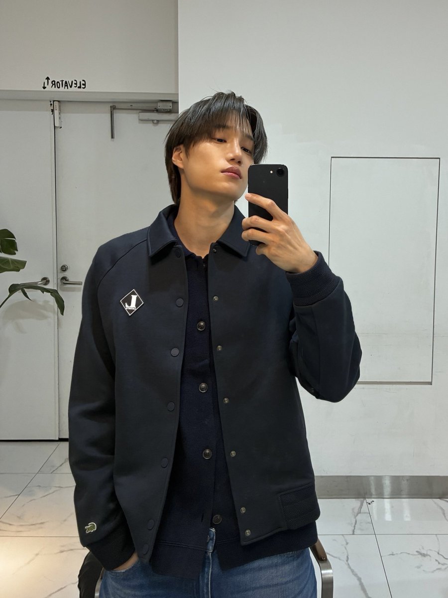 Jongin's phone... is already breaking down again 😭😭😭

📸
"I dyed my hair~"
"My handphone's front camera and speaker is broken again~"
"I can hear a frequency like sound"
📸
"I'll keep using my handphone until it's screaming for help"
