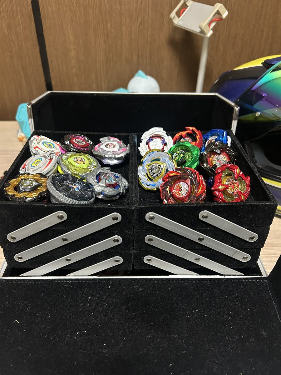 持ち運びが不便だったベイブレード これにて解決✨️ 化粧品入れに使