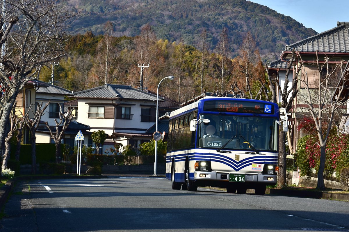 Bus_Photo_'s tweet photo. 三重交通
三重200か406[1052]/KL-LV280L1改

午後からは中勢に移動して復刻塗装のV8を。
これも初めて撮りましたがかなりかっこいいですね…。
市場行き、次は昼間に撮影してみたいものです。 https://t.co/YMtkgmpdjQ