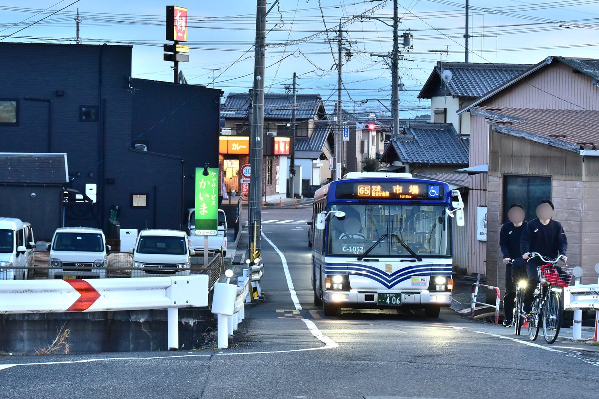 Bus_Photo_'s tweet photo. 三重交通
三重200か406[1052]/KL-LV280L1改

午後からは中勢に移動して復刻塗装のV8を。
これも初めて撮りましたがかなりかっこいいですね…。
市場行き、次は昼間に撮影してみたいものです。 https://t.co/YMtkgmpdjQ