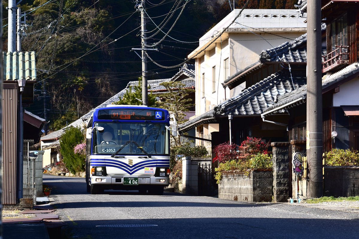 Bus_Photo_'s tweet photo. 三重交通
三重200か406[1052]/KL-LV280L1改

午後からは中勢に移動して復刻塗装のV8を。
これも初めて撮りましたがかなりかっこいいですね…。
市場行き、次は昼間に撮影してみたいものです。 https://t.co/YMtkgmpdjQ