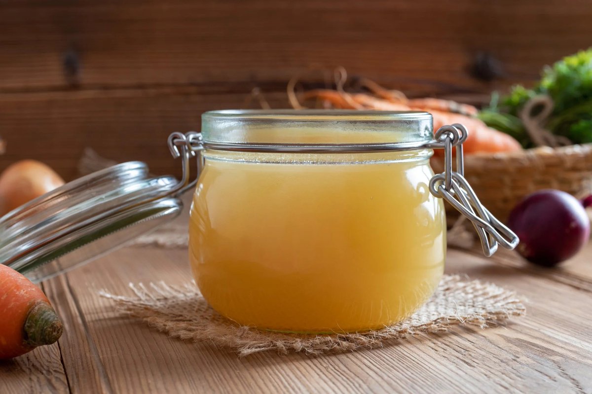 Everyone thinks about WHAT to eat to lose fat and be healthy.

Nobody thinks about HOW your body digests and processes that food.

Poor gut health leads to fat gain, inflammation and insulin resistance.

Here are the top 7 ways to heal your gut:🧵

1. Drink bone broth.