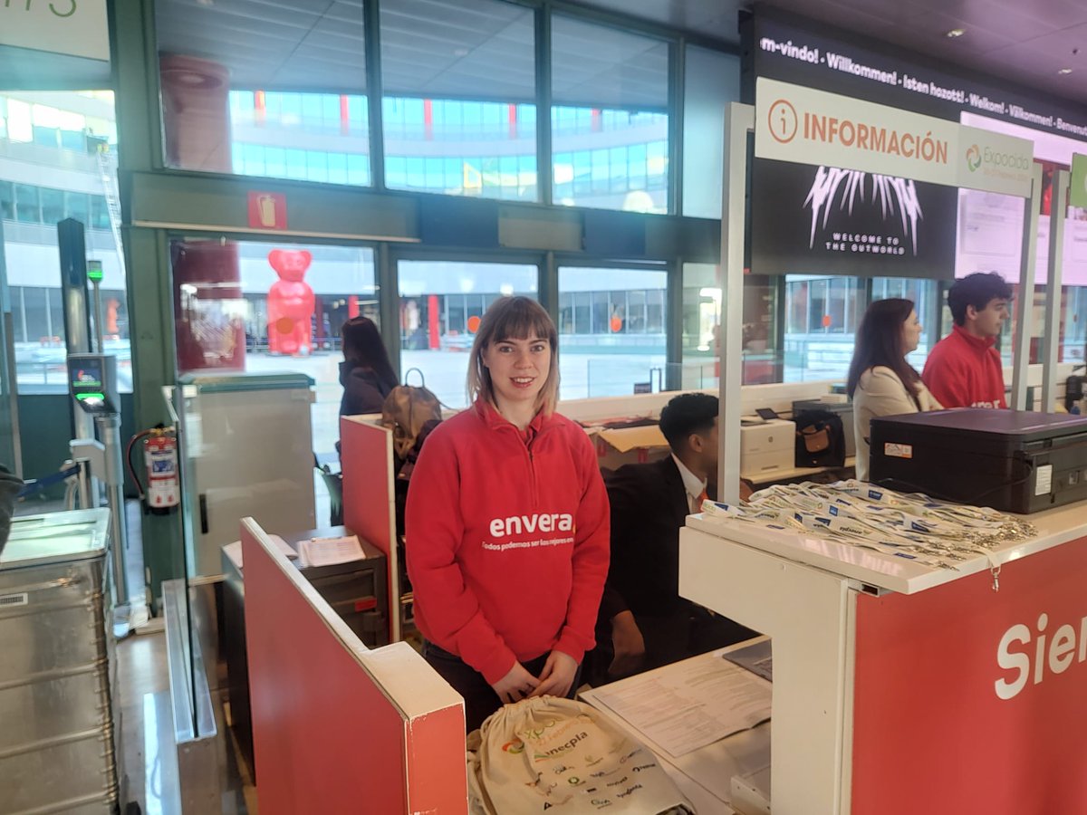 Grupo_Envera_'s tweet photo. 6⃣ auxiliares de eventos con discapacidad dan la bienvenida y a acompañan a los visitantes y expositores de #EXPOCIDA2026 en @IFEMA gracias a IBTA y @anecpla, que han hecho de este importante encuentro un evento con impacto social https://t.co/gjQa3nQ3lY
