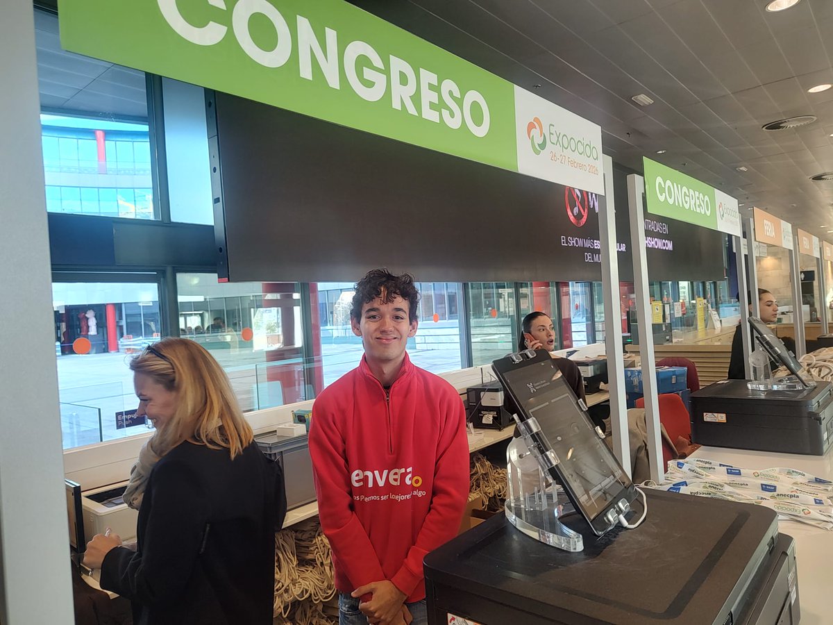 Grupo_Envera_'s tweet photo. 6⃣ auxiliares de eventos con discapacidad dan la bienvenida y a acompañan a los visitantes y expositores de #EXPOCIDA2026 en @IFEMA gracias a IBTA y @anecpla, que han hecho de este importante encuentro un evento con impacto social https://t.co/gjQa3nQ3lY