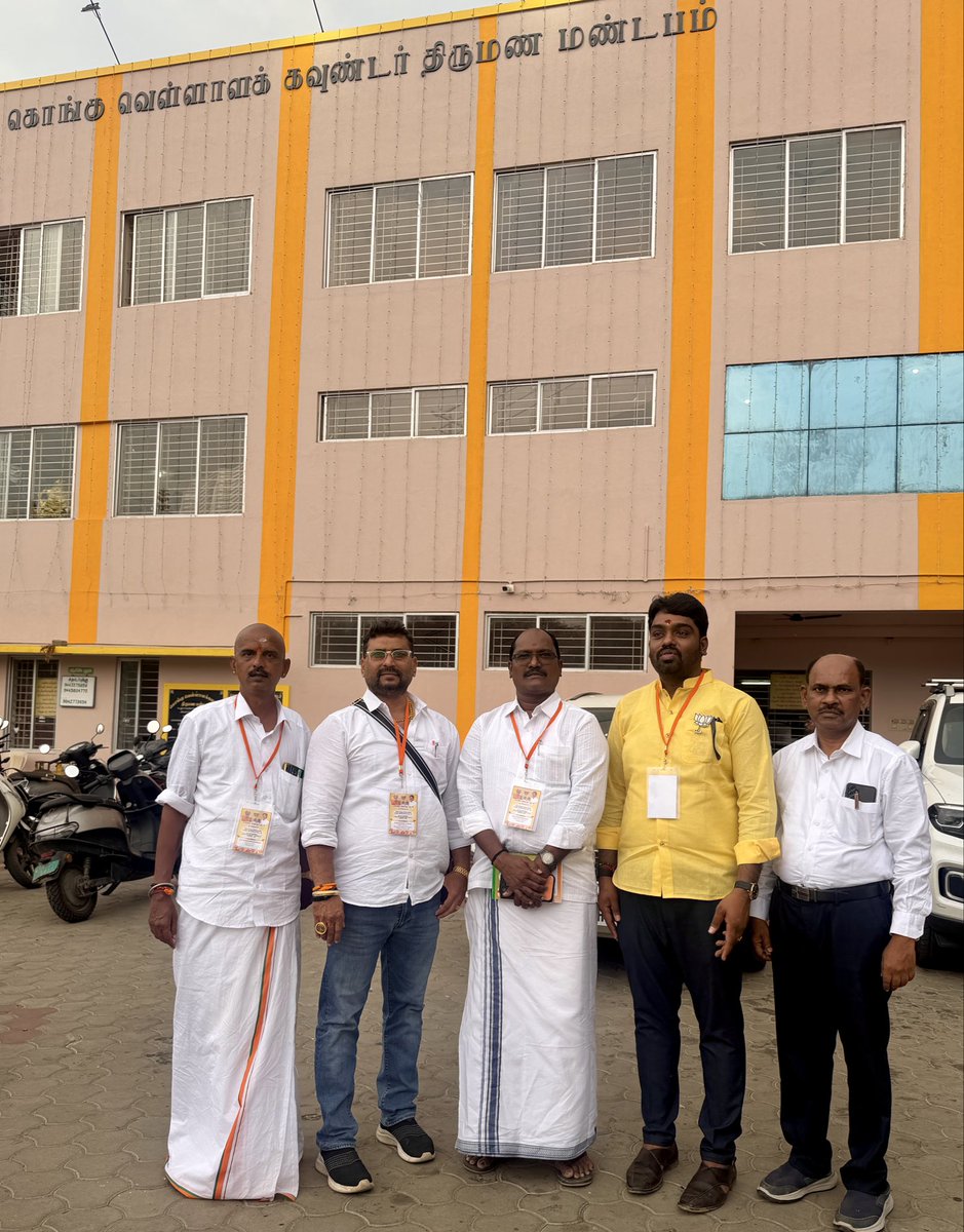 இன்று சேலத்தில் நடைபெற்ற அனைத்து பிரிவுகளின் மாநில நிர்வாகிகள் கூட்டத்தில் கலந்து கொண்டேன்.
இந்த மாநில நிர்வாகிகள் கூட்டத்தை சிறப்பாக வழி நடத்திய பிரிவுகளின் மாநில அமைப்பாளர் அண்ணன் திரு. கே.டி. ராகவன் அவர்கள் மற்றும் மாநில துணை அமைப்பாளர் அண்ணன் திரு. நாச்சியப்பன் அவர்களுக்கும்