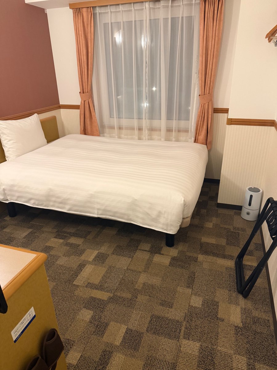 TJ50071F's tweet photo. お客様は多く乗られているので"今回は特別に"明日の便に変えます
"次回からは"20分乗り継ぎやめてください
と何故か説教されて決着着きました

いやいやいや、中部はMCT20分でしょ………しかも定刻で出発して混雑理由で遅れたんだからあなたたちのせいでしょ…………

宿は自腹です👋 https://t.co/KOGw8s0N3W
