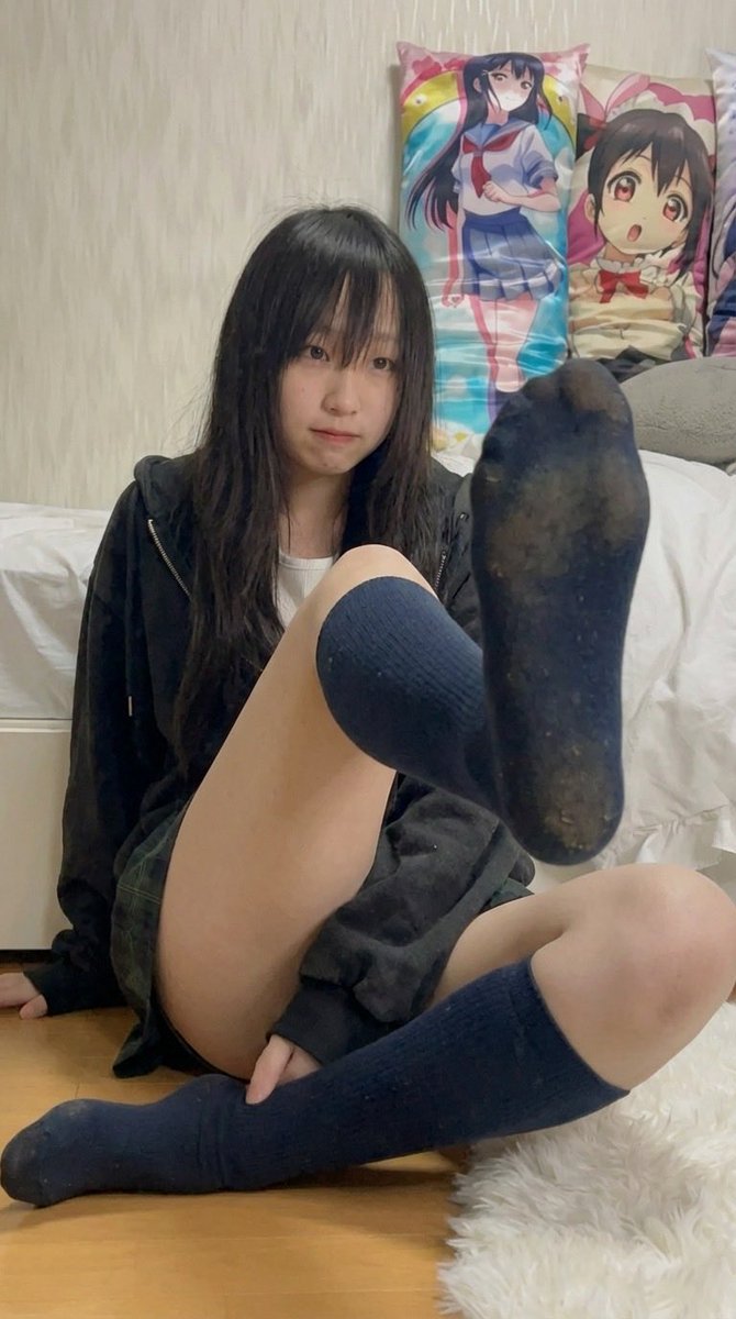 weilock92's tweet photo. #紺ソ 
#美少女　
#足裏 https://t.co/bQsXVvHBEJ