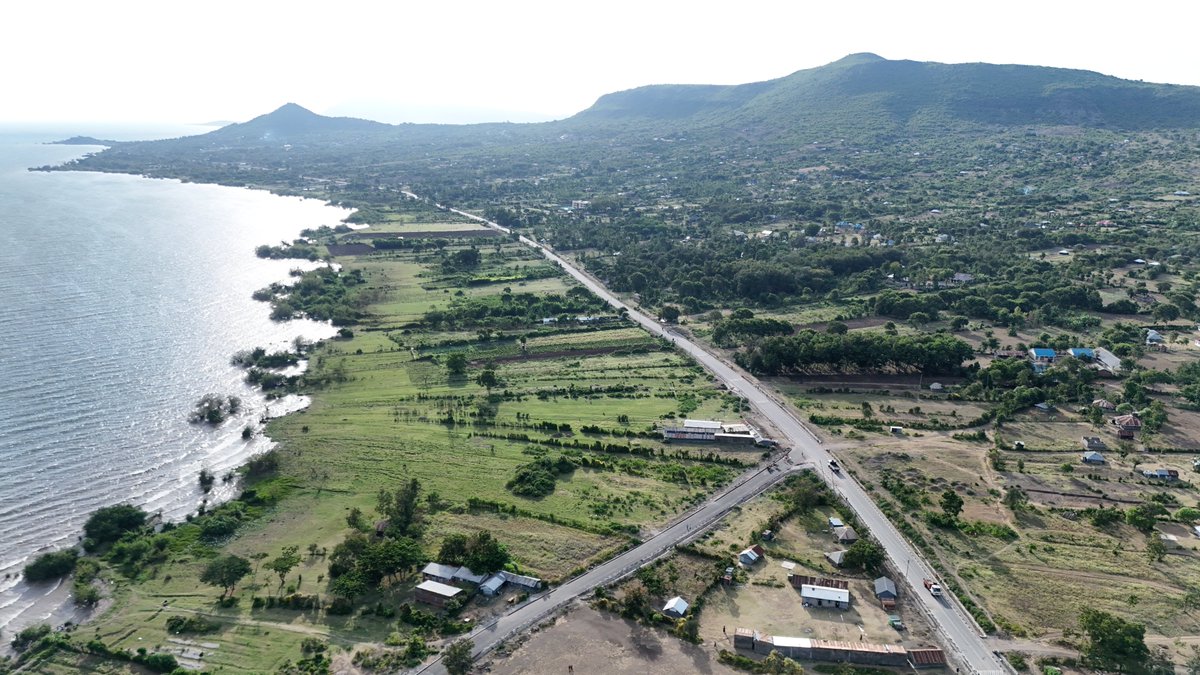 ray_omollo's tweet photo. The upgrade to bitumen standards and routine maintenance of the Rusinga Island Ring Road, launched by H.E. President @WilliamsRuto in August 2024 and implemented by the Kenya Urban Roads Authority (@KURAroads), marks a major investment in unlocking the economic potential of the Lake Victoria shoreline.

The project is strategically designed to open up the island, enhance mobility and catalyse the Blue Economy by improving access to fishing beaches, lakefront settlements and tourism sites. 

Improved connectivity is expected to stimulate trade, boost tourism, lower transport costs and create new opportunities for local communities whose livelihoods depend on fishing, hospitality and small-scale enterprise.

The State Department for Internal Security and National Administration has played a complementary role by coordinating local administration, supporting orderly project implementation and strengthening border and maritime security within Kenya's territorial waters of Lake Victoria. 

This integrated approach safeguards economic activity while ensuring that development, safety and national security advance together as the region is opened up for sustainable socio-economic growth. 𝗠𝗼𝗿𝗲 𝗣𝗶𝗰𝘀 - https://t.co/7wwbENVv9g