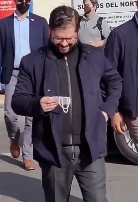 Critican un botón inferior suelto –que es correcto según protocolo– y alegan por el uso del escudo, que es un emblema de Estado. Pero bien calladitos estaban cuando el otro se vestía de estropajo, sin corbata y con el marrueco abierto. Eso los retrata tal cual son.