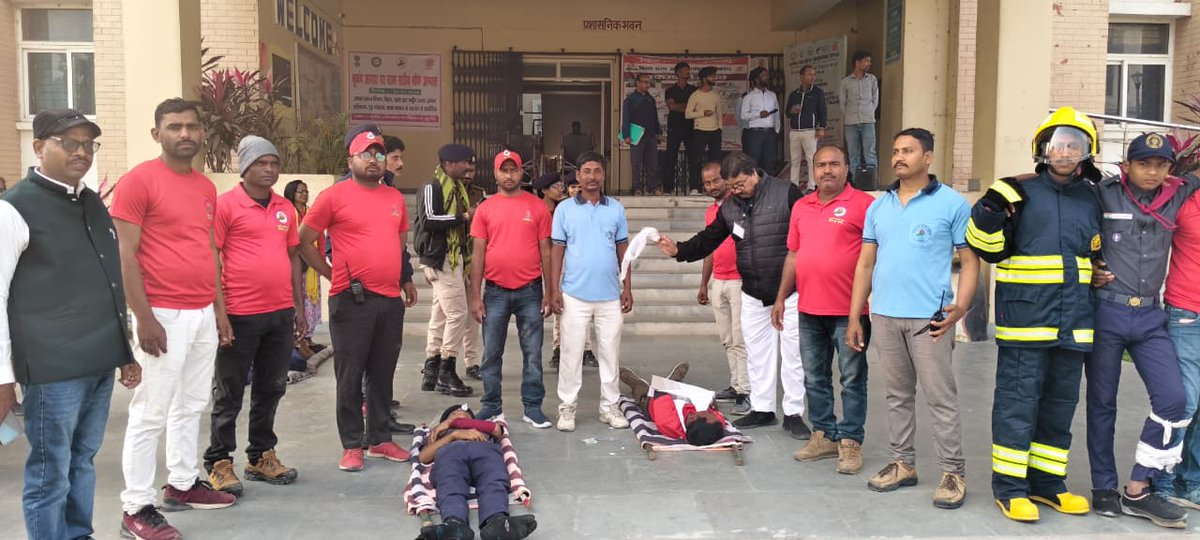 OfSupaul's tweet photo. सुपौल अभियंत्रण महाविद्यालय में 26 फ़रवरी 2026 को जिला प्रशासन, सुपौल द्वारा भूकंप आपदा प्रबंधन मॉक ड्रिल आयोजित की गई। ड्रिल में रेस्क्यू, प्राथमिक उपचार, सीपीआर और समन्वय की तैयारियों का सफल परीक्षण किया https://t.co/wJviwRj1cc