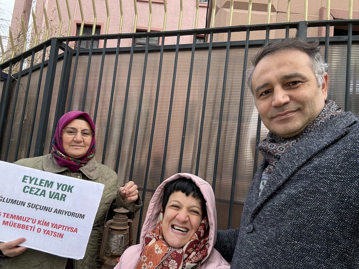 Sevinç (<a href="/SevincCakir8/">Sevinc Cakir</a>) ablam ve Merve kardeşimi ziyarete geldim. Birlikte adalet nöbetindeyiz. Birazdan siyasetçi ziyaretçilerimiz de olacak.