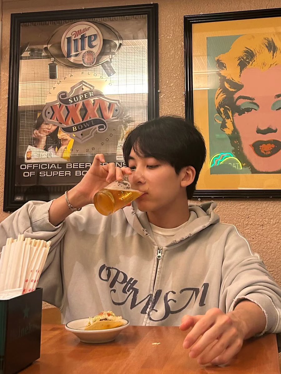 oxyjihan's tweet photo. “dubai chewy cookie o ilocos empanada?”

jeonghan: tacos 🌮😊 https://t.co/8q9MRseKLQ