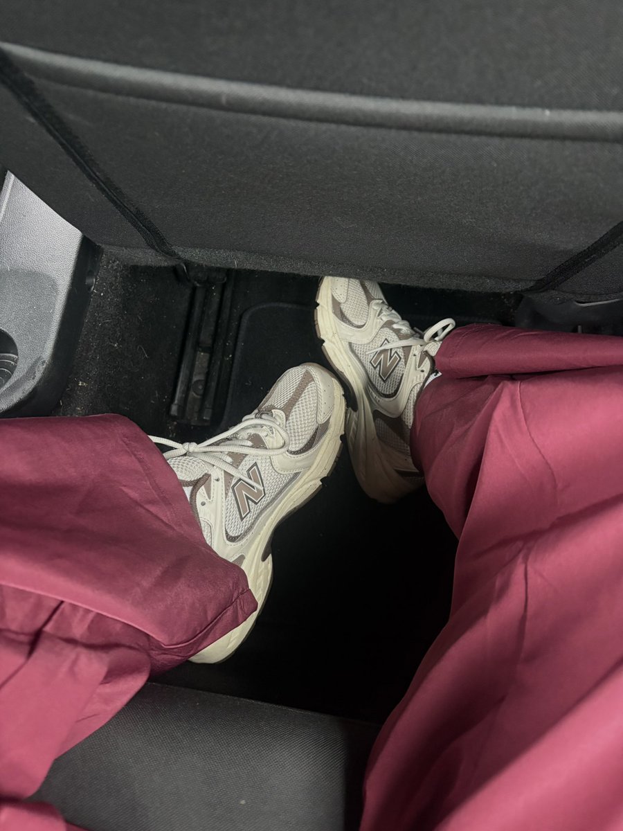 MissLeahsFeet's tweet photo. (a slave bought me these trainers btw) https://t.co/umingr5W2S