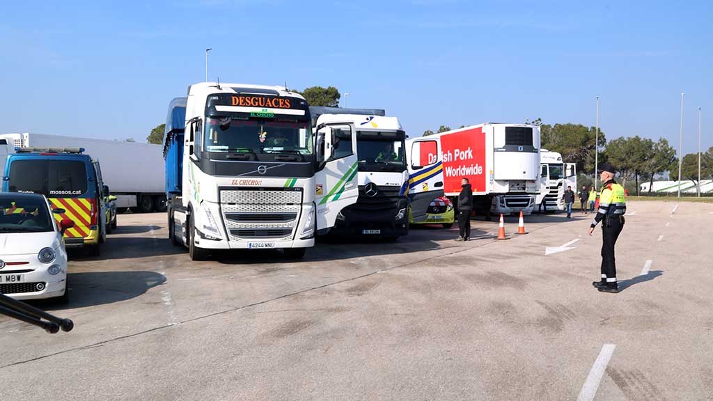 SetmanariEbre's tweet image. 🔴 VÍDEO · Els Mossos fan un macrocontrol del transport de mercaderies al tram ebrenc de l'autopista AP-7

📷 LA NOTÍCIA: setmanarilebre.cat/video-%c2%b7-e…

@transit @mossos @territoricat @SilviaPaneque @interiorcat @nuriaparlon @govterresebre @castorgonell #AP7 #TerresdelEbre