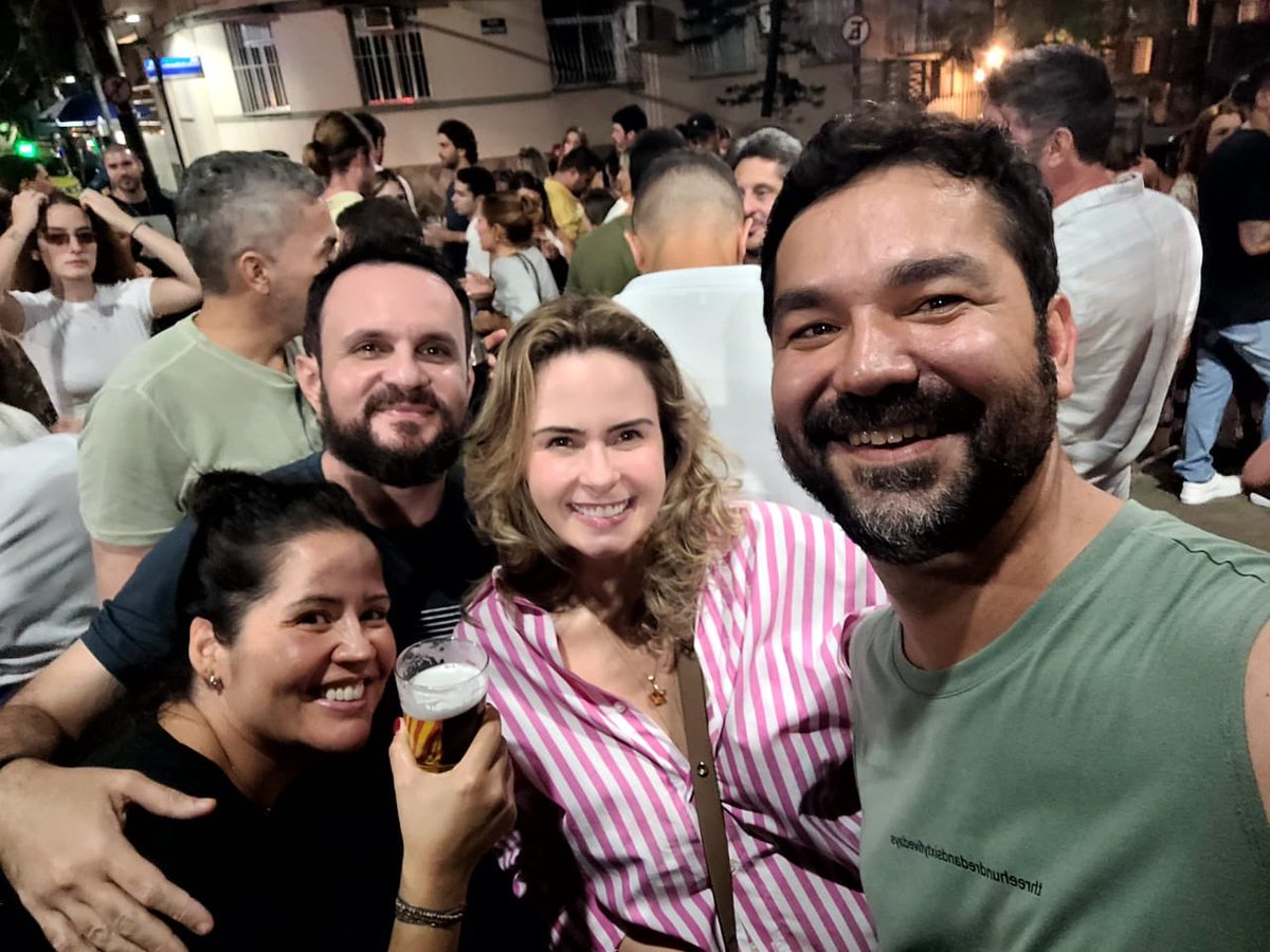 fill_vaz's tweet photo. Do dia q eu conheci a @anapaularenault . No dia seguinte a gente já tava sentado em caixote na rua pedindo Zé Delivery 🫶 https://t.co/wBm6MFjEqW