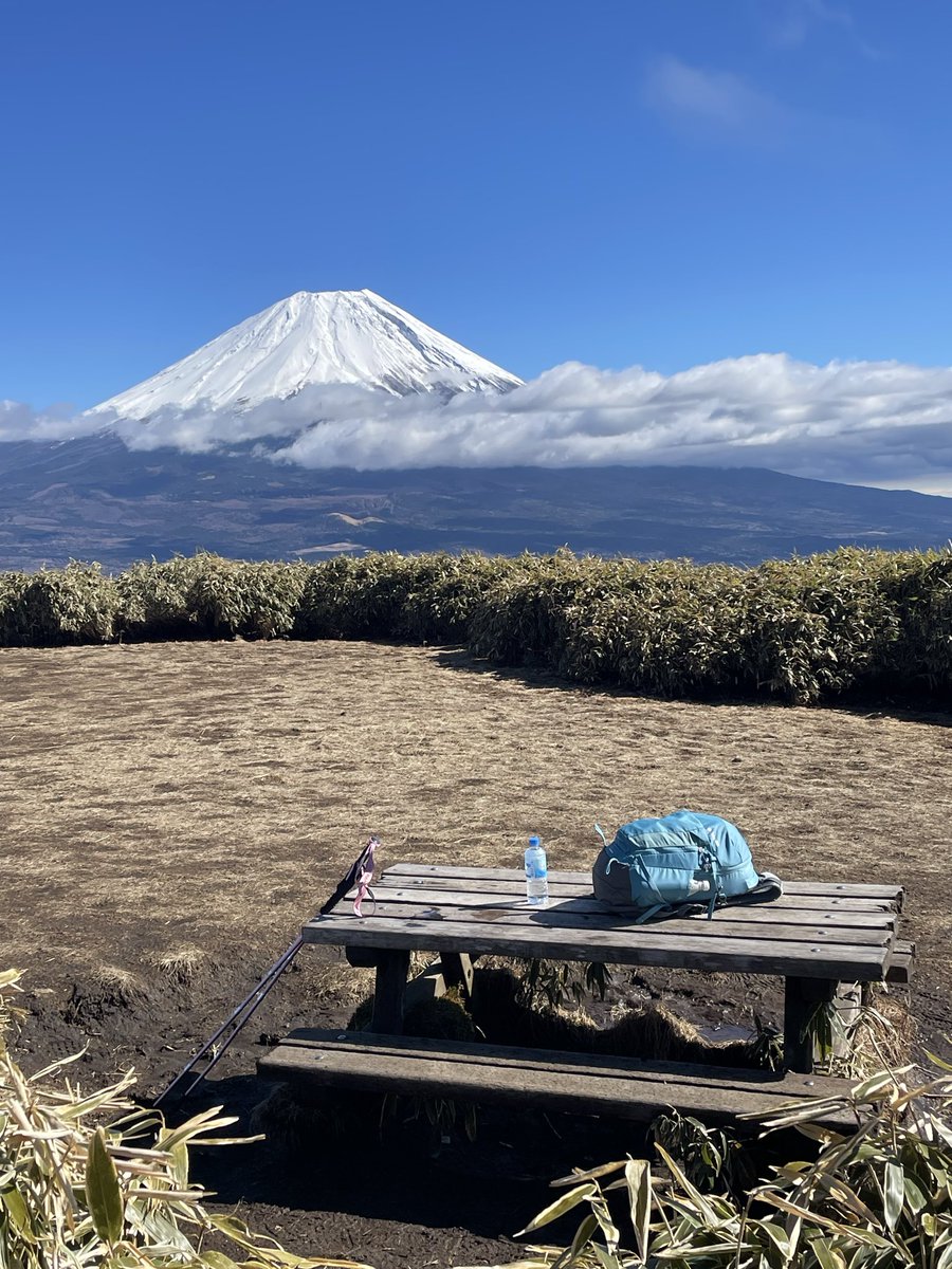 19903638A's tweet photo. 今日は小雨&amp;濃霧の中、山梨の竜ヶ岳に向かい、見事大勝利✌️
朝の天気のせいか平日のせいか、人も全然いなくて、こんなゼータクな景色を独り占め！ https://t.co/cwveVZqeZm