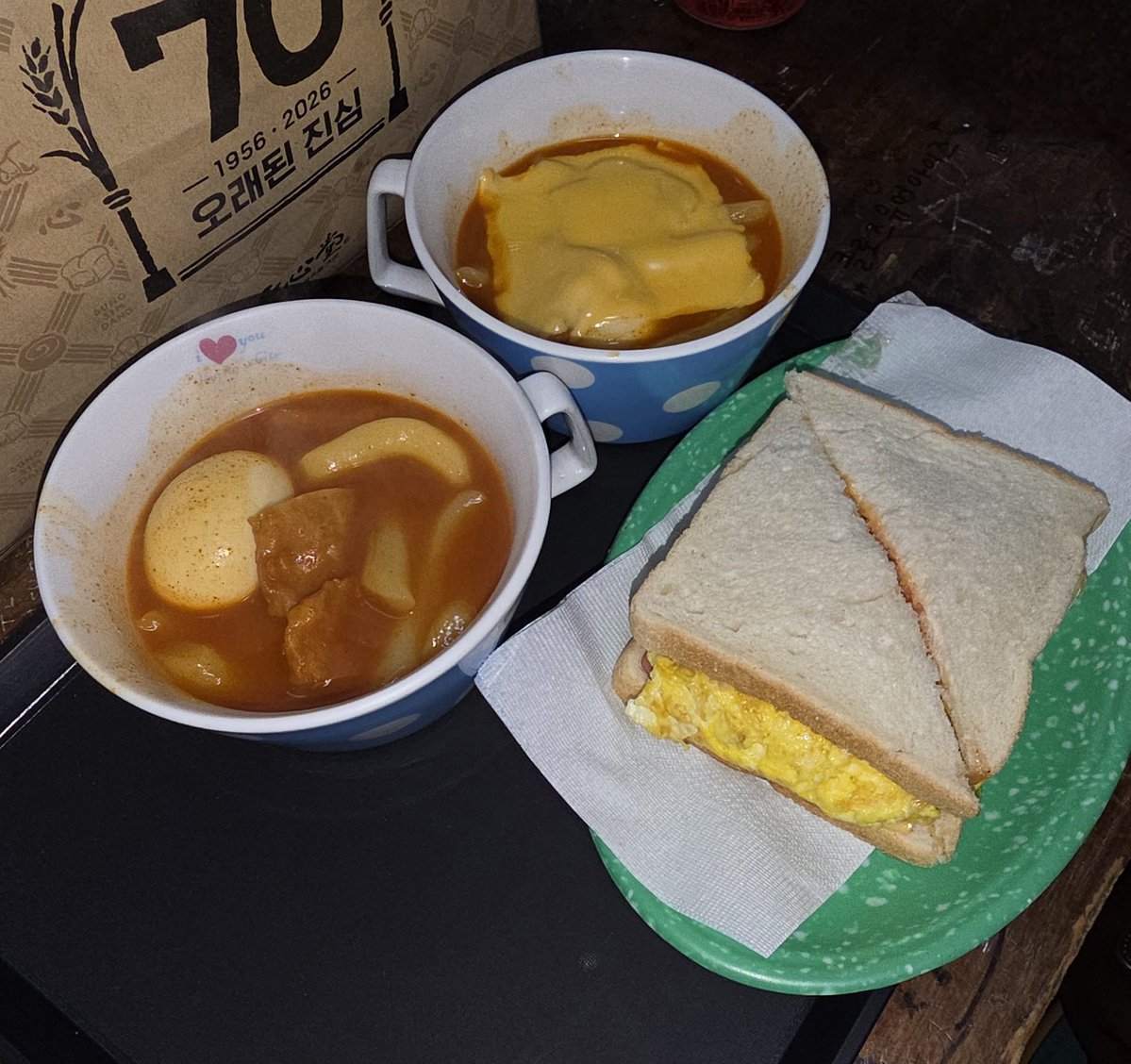 여러분들이 모르시는 이 곳의 규칙:
떡반에 오시면 1인 1떡을 해야해요(제가만들엇어요)