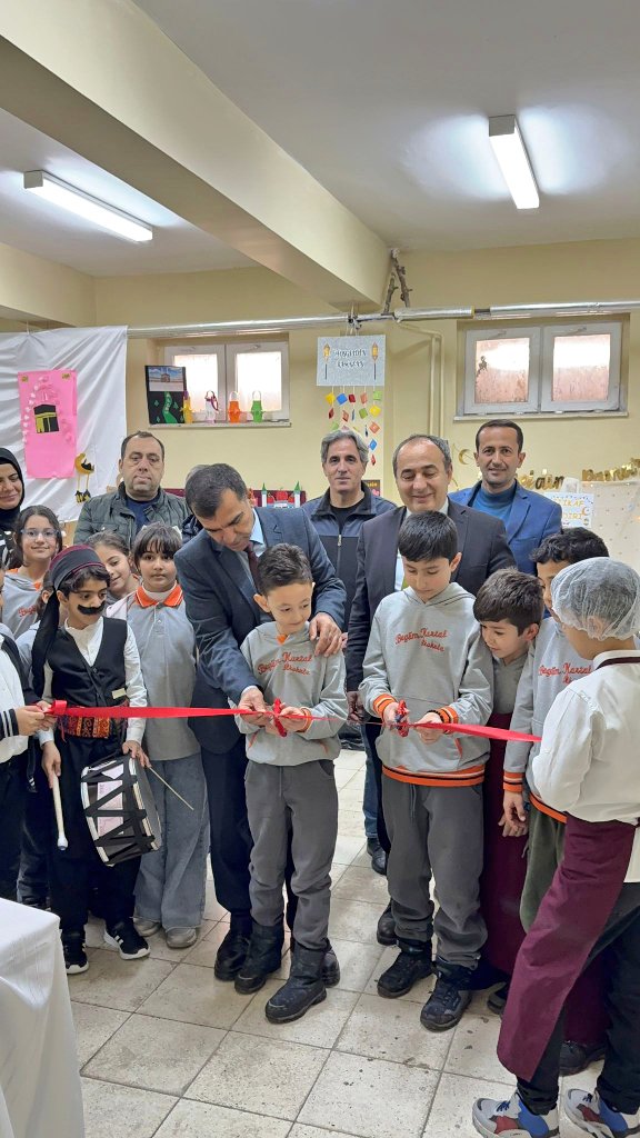 yesilyurtmem44's tweet photo. #MaarifinKalbindeRamazan etkinlikleri kapsamında öğrencilerimizin emekleriyle hazırlanan Ramazan temalı sergiye katıldık.

Minik yüreklerin ortaya koyduğu çalışmalar; paylaşmanın, sabrın ve bereketin en güzel yansımasıydı.🙏

📍 Begüm Kartal İO

@tcmeb @MalatyaMem @behcet_bakir https://t.co/XglmocsmTW